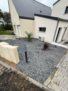 Photo de galerie - Création d’un massif de fleur avec paillage ardoise