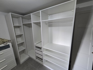 Photo de galerie - Montage de dressing sur mesure pour des clients fidèles