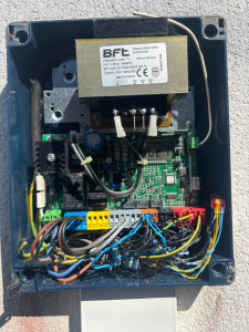 Photo de galerie - Dépannage sur moteur portail électrique 