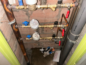 Photo de galerie - Dépose et remplacement du cuivre des Compteurs d’eau dans placard immeuble 