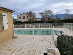 Photo de galerie - Création de la plage d'une piscine semi enterré et fixation des panneaux pour la protection 