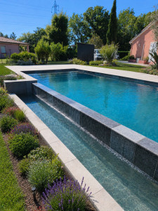 Photo de galerie - Piscine double débordement, liner PVC armé 