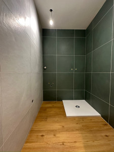 Photo de galerie - Salle de bain avec faïence en 60x60 