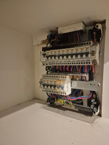 Photo de galerie - Remplacement d'un tableau électrique suites à un départ de feu. 
