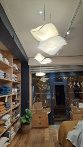 Photo de galerie - Pose de plafonnier design dans une boutique sur paris 