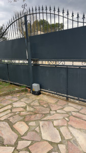 Photo de galerie - Installation motorisation portail coulissant 