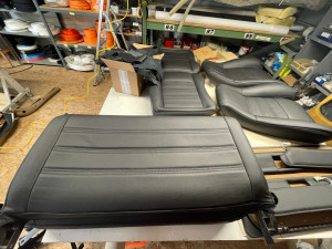 Photo de galerie - Réfection complète en cuir noir d'un Jeep Wrangler : sièges AV, banquette AR, panneaux de portes, pare-soleil, protections des arceaux, tapis...
