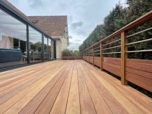 Photo de galerie - Terrasse exotique et pose de garde corps 