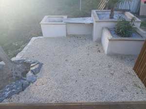 Photo de galerie - Réalisation de pots de fleurs en parpaing avec enduit chaux pose de pavé et ardoise de finition 