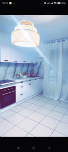 Photo de galerie - Montage et assemblage d'éléments de cuisine équipée, avec lavabo, four, plaque de cuisson et ralonge de câblage pour création d'un lustre suspendu.