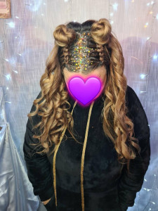 Photo de galerie - Tresses avec Chignons et paillettes