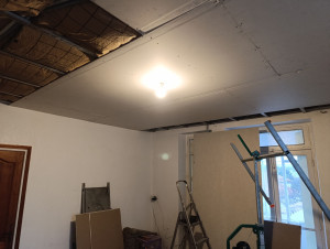 Photo de galerie - Reconstruction d'un plafond en placo avec remise au norme de l'électricité dans une ancienne maison 