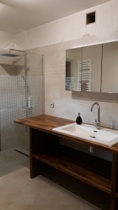 Photo de galerie - Réfection complète de la salle de bain : 
- douche à l'italienne
- meuble sur mesure
- remplacement radiateur par un sèche serviette mixte électrique/chauffage
- modification électricité et plomberie
- carrelage sol et mural