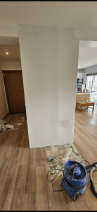 Photo de galerie - Création d'une cloison avec réfection sol en carrelage et niche en bois sur mesure 1/3
