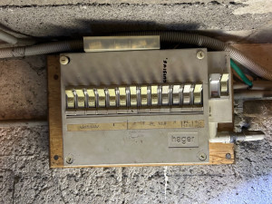 Photo de galerie - Avant intervention , tableau sous plafond au sous sol  , percement du mur , et pose goulotte pour adapter la hauteur d’accès 