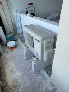 Photo de galerie - Pose du groupe extérieur sur son support en carreau de béton cellulaire à la demande de mon client 