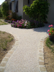 Photo de galerie - Réalisation pavé, béton désactivé et ajout de plante verte 
