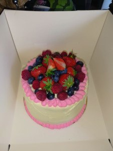 Photo de galerie - Layer cake 15 part au fruit rouge 