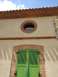 Photo de galerie - Reprise des joints de brique à la chaux sur génoise et bandeau.