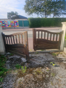 Photo de galerie - Portail à poncer et lasure 