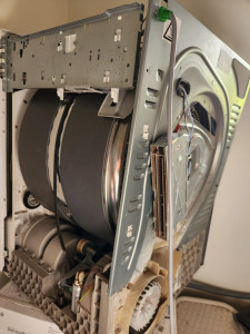 Photo de galerie - Remplacement courroie seche linge. 
démontage 3 parois + dépose roulement tambour +  démontage moteur ventilateur 