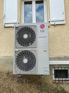 Photo de galerie - Installation de la climatisation. Pose des cassettes, liaison et mise en service. 