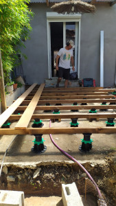 Photo de galerie - Pose de l'ossature sur plots réglables