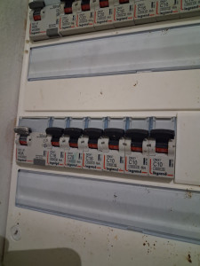 Photo de galerie - Traveau Electricité 
générale tableau câblage modifier prise va et vien détecteur 