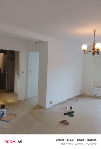 Photo de galerie - Réalisation de travaux de peinture intérieure : préparation des supports et mise en peinture des murs et plafonds. Finition soignée, propre et uniforme pour un résultat moderne et durable. »