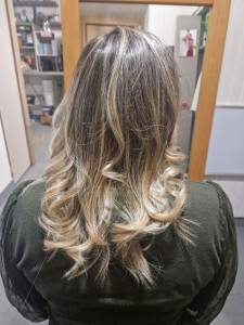 Photo de galerie - Mèche claire coupe brushing 