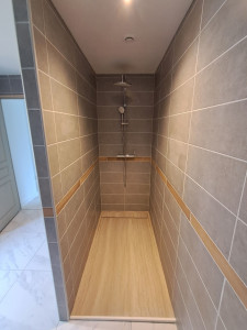 Photo de galerie - Création douche 
Pose bac de douche 
Faïence murale 
Pose robinetterie 
