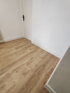 Photo de galerie - Pose de parquet flottant, peinture et plaintes.