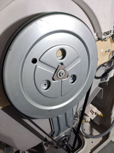 Photo de galerie - Remise en place et resserage d une poulie de lave linge top 