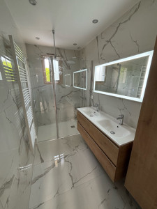 Photo de galerie - Salle de bain sur mesure entièrement dessinée, conçue et réalisée par notre société. Une rénovation haut de gamme alliant design contemporain, matériaux de qualité et finitions soignées.