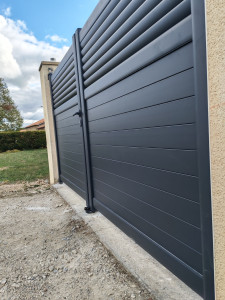 Photo de galerie - Pose d'un portail aluminium

