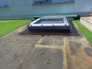 Photo de galerie - Pose d'un puits de lumière sur une étanchéité existante