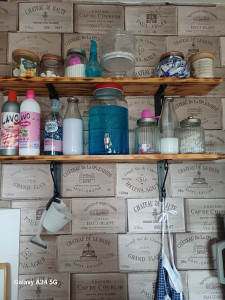 Photo de galerie - Pose de tapisserie et création plus pose d'étagère 