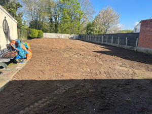 Photo de galerie - Préparer le terrain : je vais débroussailler, désherber, retourner la terre et enfin la niveler.