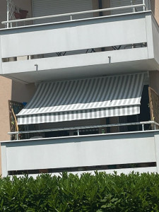 Photo de galerie - Installation d'un store banne pour protection  du Soleil dans la maison 