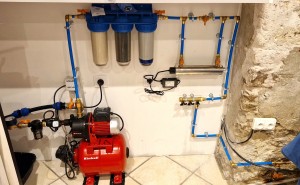 Photo de galerie - Installation pompe et filtration pour utilisation eau de pluie