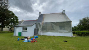 Photo de galerie - Lavage de la toiture suivis d’un hydrofuge coloré (résine) . Le ravalement complet de la maison a également été réalisé par mes soins. 