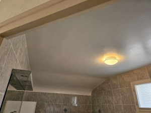 Photo de galerie - Ouvertures des fissures
Grattage de l'ancienne peinture suite à une peinture écaillé 
Rebouchage
Ratissage
Application de deux couches de peinture Évolutex satin