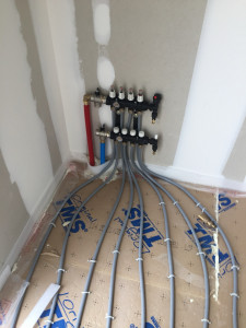 Photo de galerie - Pose de nourrice de plancher chauffant + tuyaux 