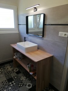 Photo de galerie - Rénovation d une salle de bains complète peinture plomberie carrelage... et création d un meuble vasque à moindre coût sur mesure 