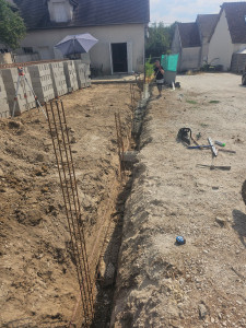 Photo de galerie - Réalisation de fondation pour un mur de clôture  