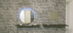 Photo de galerie - Montage des miroirs avec LED sur le mur 