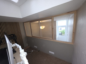 Photo de galerie - Fabrication d'une verrière en pin naturel. 
