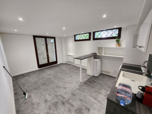 Photo de galerie - Création d’un faux plafond, d'une cuisine, peinture murs et plafond, pose d’un sol type parquet PVC et ameublement des espaces.