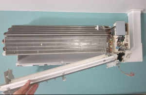 Photo de galerie - Avant remontage de l'unité intérieure avec enlèvement du bac à condensat 