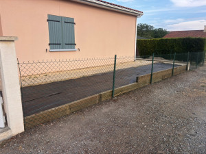 Photo de galerie - Arrachage d’une haie, création d’un léger soutènement et réfection d´un grillage 